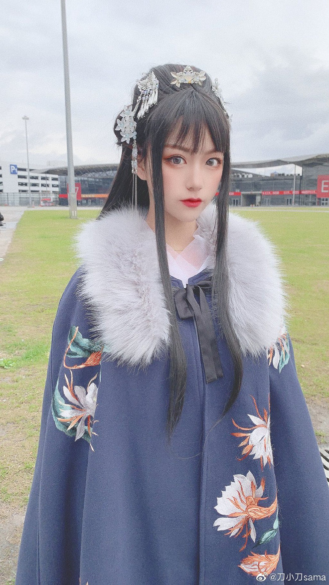 Nhiều người lại cho rằng Tiểu Đao trên mạng và bên ngoài cũng không khác nhau quá xa, thậm chí còn khen thân hình của cô dù không chỉnh sửa cũng vẫn đáng mơ ước.