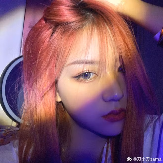 Dáng vẻ xinh đẹp cùng thần thái "không phải dạng vừa" của Tiểu Đao khiến nhiều người không khỏi thích thú.