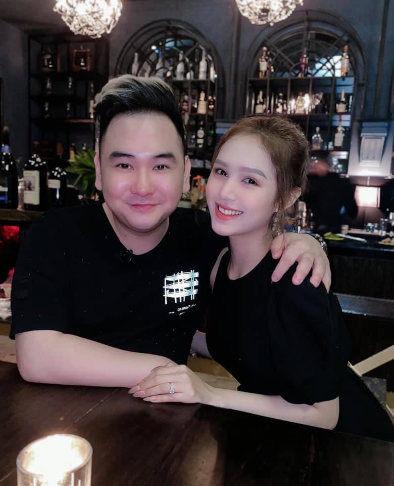 Vợ chồng Xoài Non cùng nhau kiếm tiền và vun vén hạnh phúc gia đình, hoàn toàn không có chuyện cô ở nhà tiêu tiền của chồng và tận hưởng cuộc sống nhung lụa.