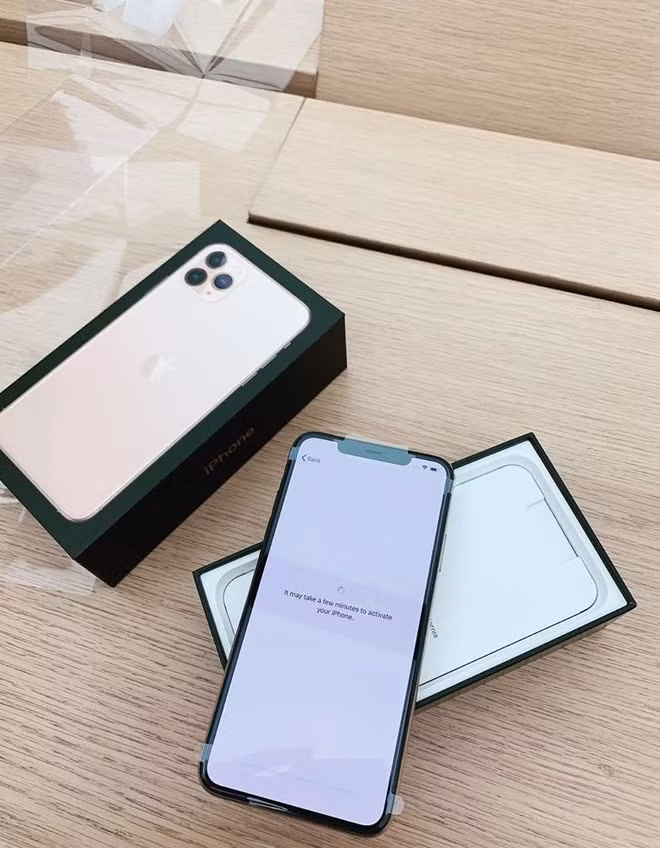 Nàng WAG này đã không ngần ngại khoe lên MXH cùng lời chú thích iPhone XS Max cũ của mình sẽ được bạn trai sử dụng lại: "Chúc mừng Dũng đã là người đầu tiên sở hữu chiếc XS Max mà cả năm qua Vóc đã dùng rất rất cẩn thận".