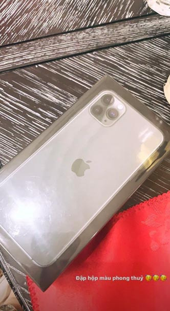 Giống như mọi khi, mỗi khi iPhone ra phiên bản mới, hot girl này luôn là một trong những người sở hữu từ những ngày đầu tiên.