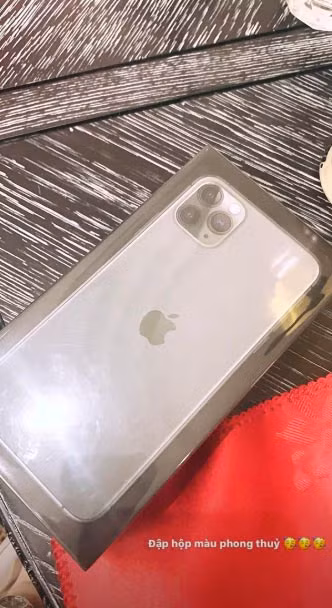 Giống như mọi khi, mỗi khi iPhone ra phiên bản mới, hot girl này luôn là một trong những người sở hữu từ những ngày đầu tiên.