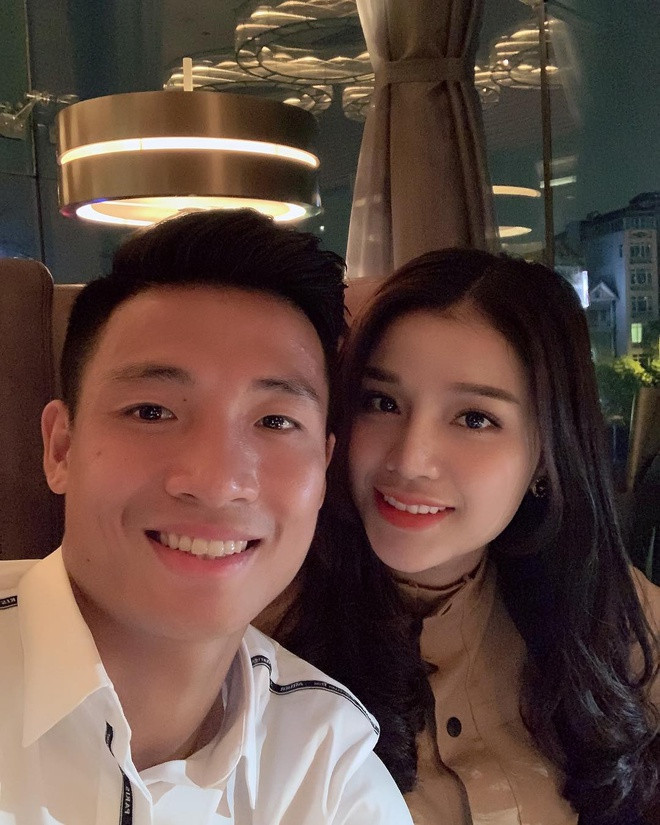 Chưa đầy 24h sau khi Apple chính thức mở bán, nửa kia chàng hậu vệ đã cầm trên tay chiếc điện thoại đang hot nhất thị trường và đăng lên trang cá nhân.