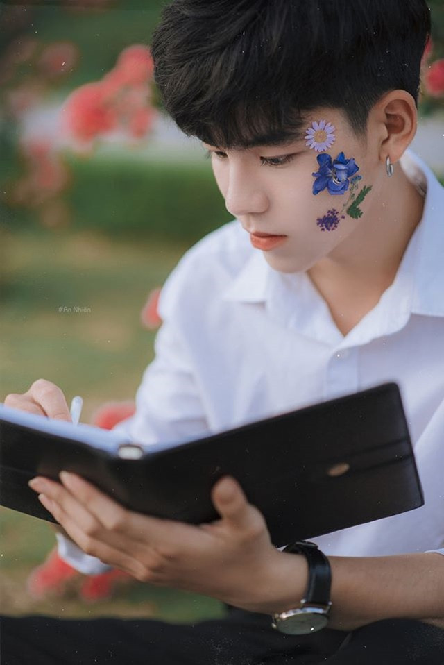 Vũ Minh Quân cũng dành được sự quan tâm đặc biệt từ phía cư dân mạng. Minh Quân sở hữu gương mặt có nét đẹp “trẻ thơ” và làn da mịn.