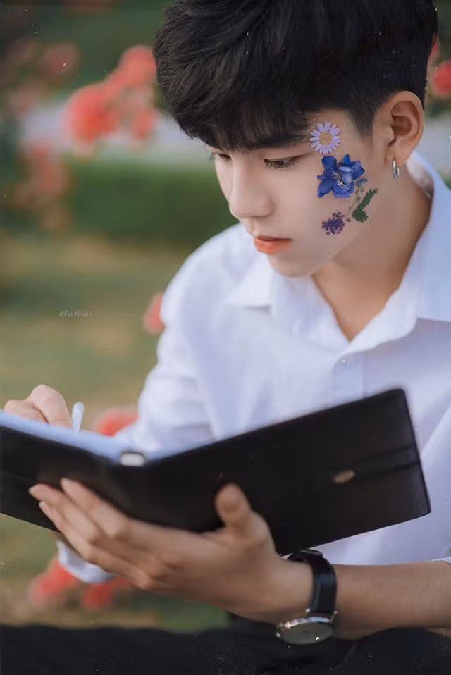 Vũ Minh Quân cũng dành được sự quan tâm đặc biệt từ phía cư dân mạng. Minh Quân sở hữu gương mặt có nét đẹp “trẻ thơ” và làn da mịn.