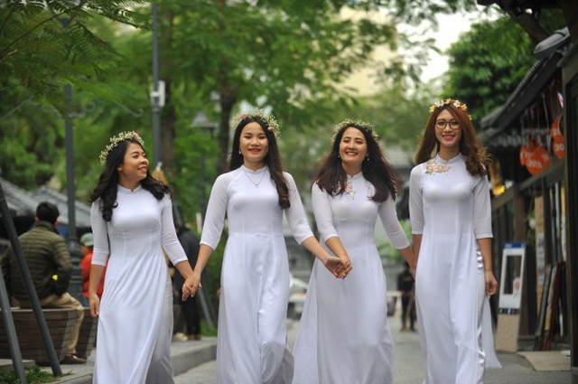 Ngoài ra, MXH thời gian còn rất quan tâm đến nhóm bạn thân của bốn cô gái là sinh viên Đại học Bách khoa, cùng nhau sang Pháp du học sau 5 năm hứa hẹn.