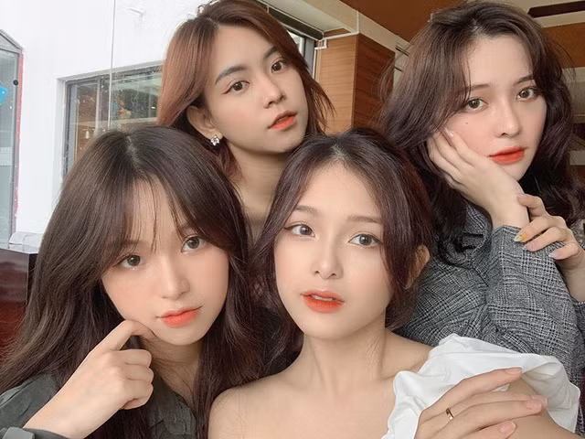 Nhóm bạn thân cảm thấy may mắn vì có được tình bạn đẹp, luôn giúp đỡ nhau trong cuộc sống.