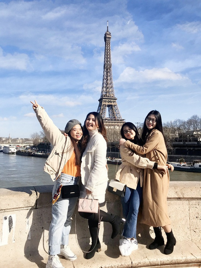 Được biết, bốn cô gái này lần lượt là Ngọc Ánh, Quy Đinh, Ngọc Thuý và Thu Bích. Nhóm bạn thân cùng học chung lớp đại học trong một lớp cũng chỉ có bốn cô gái.