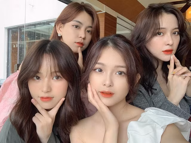 Nhóm bạn toàn hot girl đã khuấy đảo cộng đồng mạng những ngày gần đây chính là: Nguyễn Thị Thu Hiền (sinh năm 1999, Quảng Ninh), Nguyễn Thủy ( sinh năm 1998, Hà Nội), Phan Thị Khánh Ngọc (sinh năm 1999, Nghệ An) và Đinh Ngọc Phi Linh (sinh năm 2000, Nghệ An).