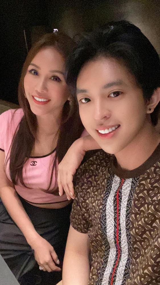 Cách đây khoảng 2 năm, Hoa hậu Thu Hoài đã không ngần ngại chia sẻ rằng con trai lớn là người đồng tính khiến nhiều người bất ngờ.