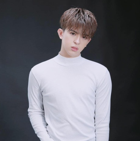 Trong 3 người con của Hoa hậu thì con trai lớn Tin Kun (tên đầy đủ là Nguyễn Phúc Tin) hay xuất hiện cùng mẹ tại các sự kiện và thu hút truyền thông nhất.