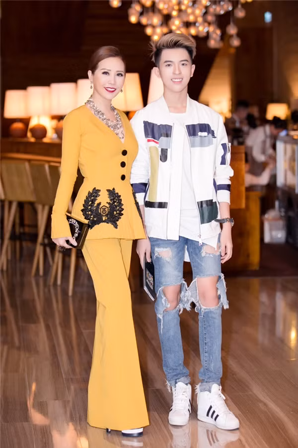 Tin Nguyễn năm nay đã 25 tuổi và sở hữu dung mạo thư sinh, cuốn hút như trai Hàn. Mặc dù còn rất trẻ, nhưng ít ai biết Nguyễn Phúc Tin đã đảm nhiệm vai trò phó giám đốc của một nhà hàng ẩm thực và là trưởng phòng marketing trong thẩm mỹ viện do mẹ anh sáng lập ra.