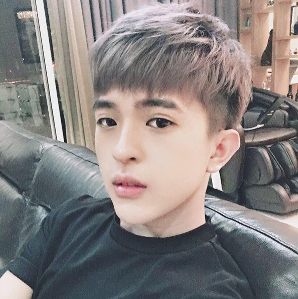 Trái với tưởng tượng của nhiều người, Phúc Tin không ỷ lại vào quyền năng, vị thế của người mẹ hoa hậu để thăng tiến trong công việc, mà chàng trai này tự lực đi lên bằng chính sự cố gắng của mình.