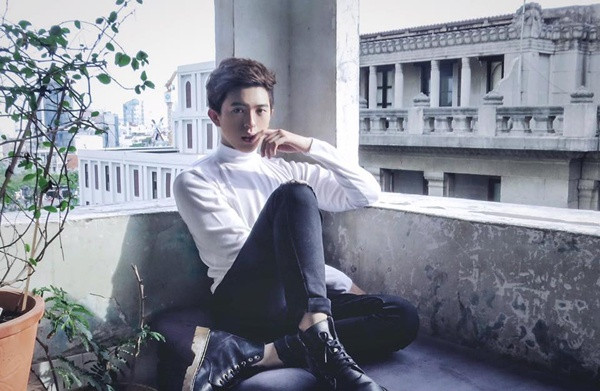 Được thừa hưởng nhiều nét đẹp từ mẹ, Tin Nguyễn sở hữu dung mạo đẹp không kém gì người nổi tiếng. Thậm chí, có người còn nhận xét rằng anh chàng giống nam diễn viên Đặng Luân (Trung Quốc).