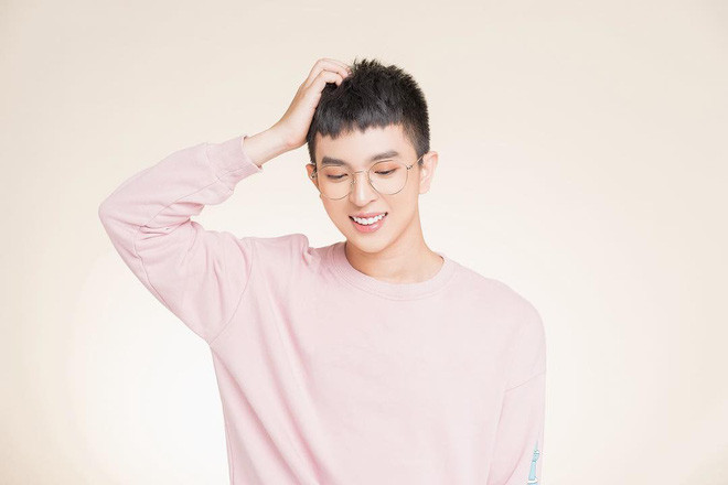 Chàng trai trẻ tuổi luôn tin tưởng vào tình yêu, dù cho chuyện tình trong thế giới thứ ba vốn được nhiều người mặc định là không bền vững.