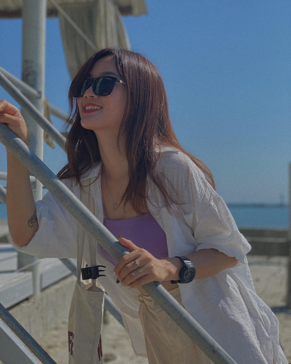 Đôi mắt biết cười của cô nàng chắc hẳn đã "đánh cắp" trái tim của chàng game thủ thần đồng này.