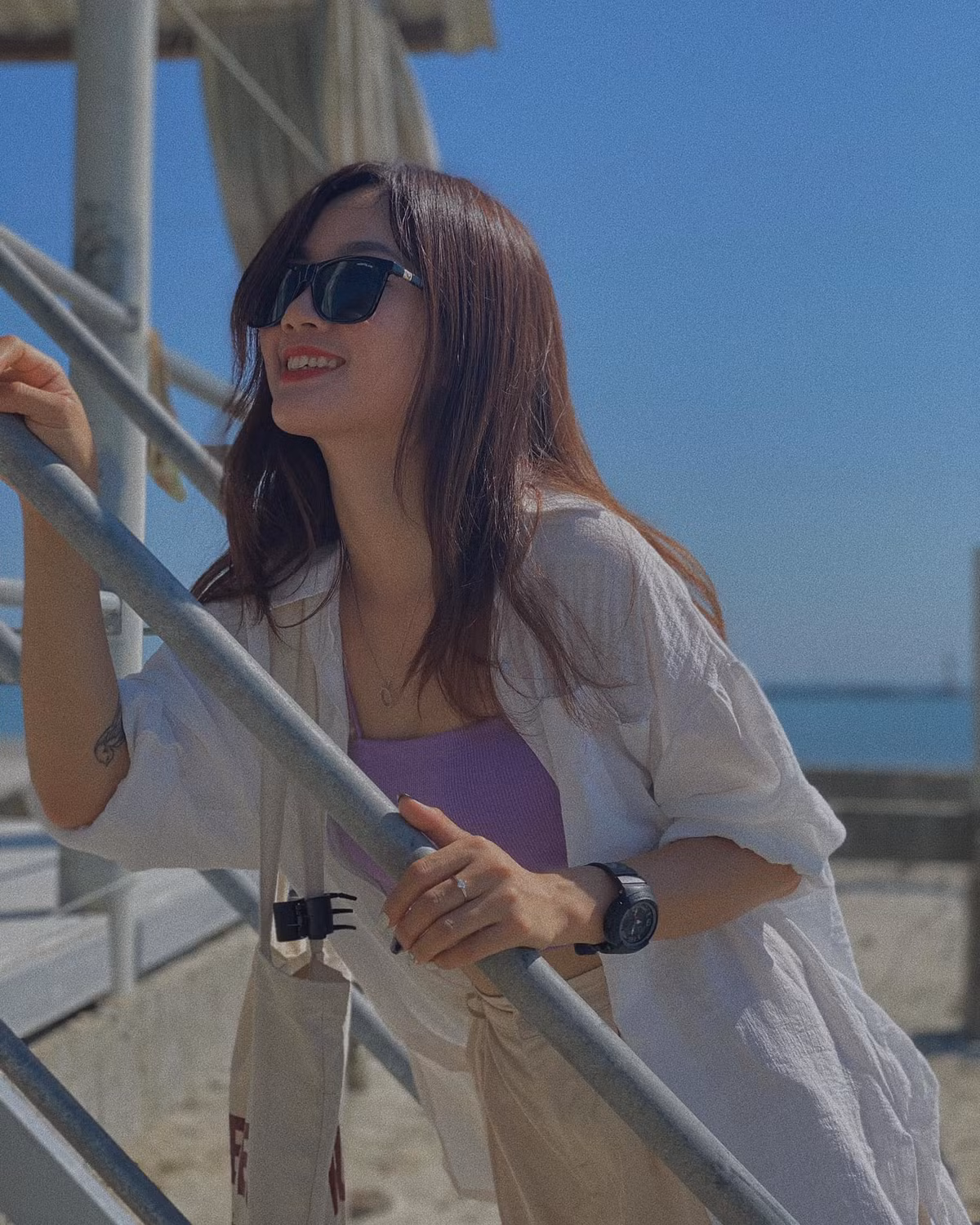 Đôi mắt biết cười của cô nàng chắc hẳn đã "đánh cắp" trái tim của chàng game thủ thần đồng này.