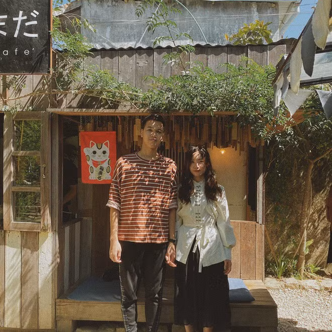 Dù không công khai thông tin và hình ảnh nhiều về "nửa kia", nhưng qua sự "truy lùng" của cư dân mạng thì họ đã tìm ra được nhiều hình ảnh và profile của cô gái này.