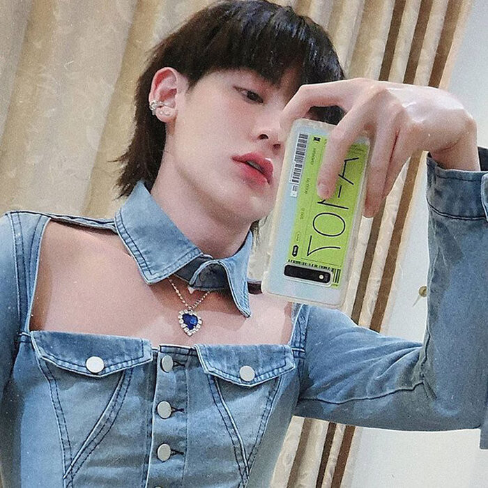 Trên mạng xã hội, Wongsathorn thường xuyên đăng tải nhiều tấm ảnh "khoe thân" với cách tạo dáng điệu đà. Sự thay đổi này của 9X làm không ít cô gái phải "vỡ mộng".