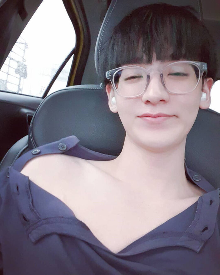 Thay vì vẻ lãng tử, thư sinh như trước, chàng tiếp viên hàng không giờ đây lại "chuộng" phong cách nữ tính với những trang phục bó sát, "hở bạo".