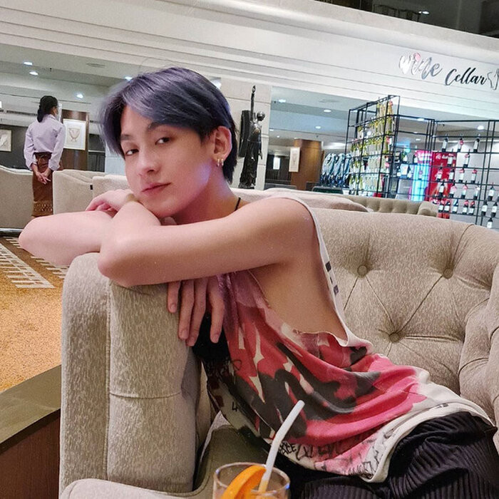 Sau 5 năm, Wongsathorn giờ đây chuộng phong cách nữ tính với các trang phục bó sát.