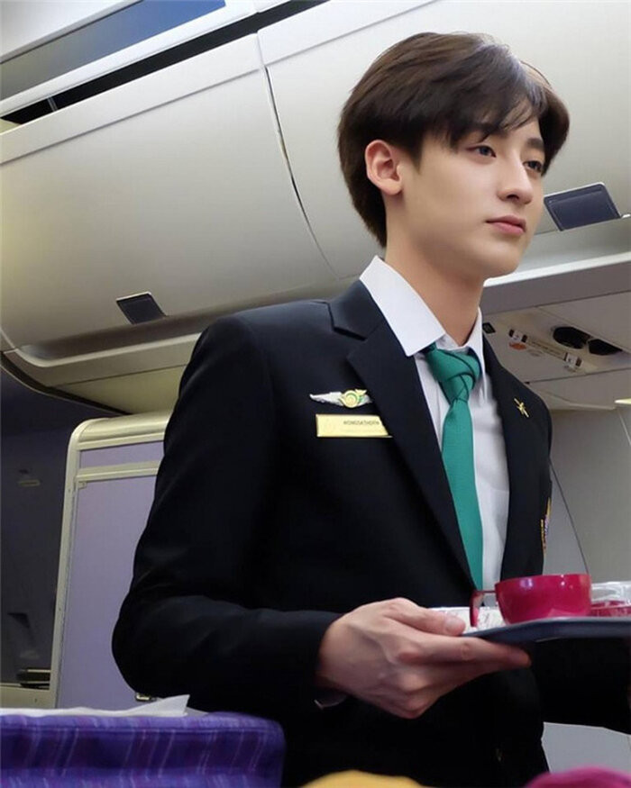 Vào năm 2015, anh chàng tiếp viên hàng không người Thái Lan từng khiến cư dân mạng "dậy sóng" bởi có ngoại hình cuốn hút, phong độ không khác gì "nam thần" bước ra từ chuyện ngôn tình.