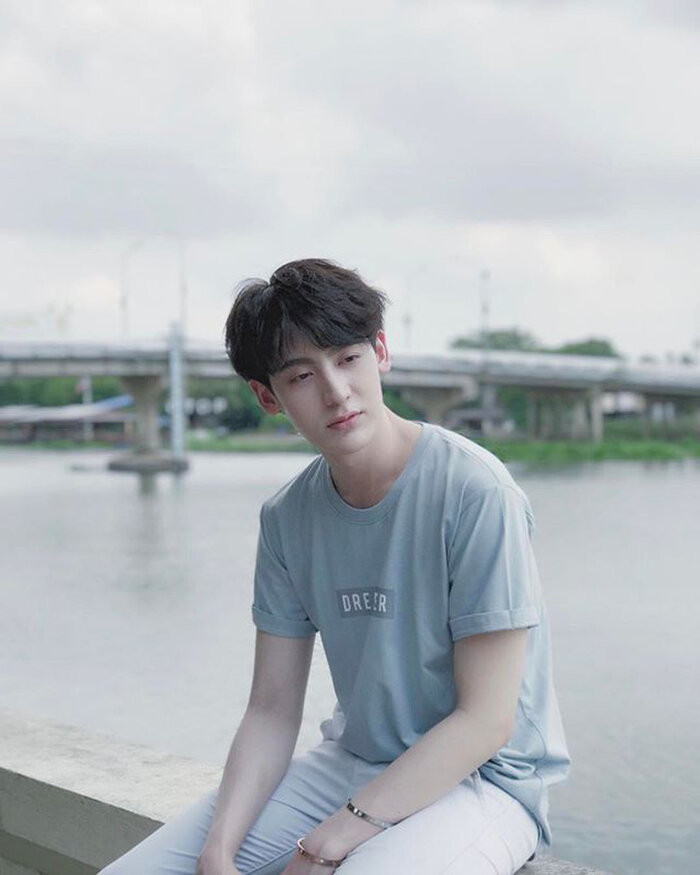 Ngay sau khi loạt ảnh được đăng tải, chàng tiếp viên hàng không đã nhanh chóng nổi tiếng và nhận được vô số lời mời làm người mẫu ảnh.