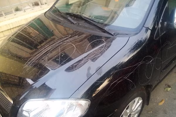 Nặng nề hơn với hành vi đỗ xe không đúng nơi quy định, nhiều người đã dùng gạch, sơn và bút để vẽ lên vỏ xe nhưng điều này không được khuyến khích.