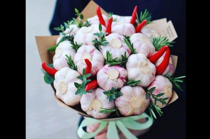 Bó hoa này không chỉ đẹp mà tối về gia đình lại được một bữa cơm với đầy đủ gia vị ngon lành.