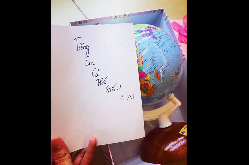 "Tặng em cả thế giới" là câu chúc hết sức ngôn tình nhưng hiện vật đi kèm lại khiến chị em không vui cho lắm.