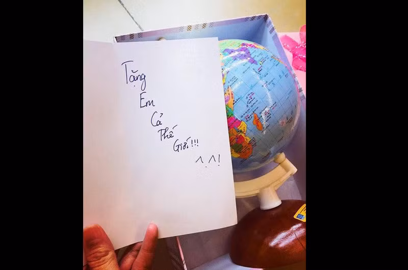 "Tặng em cả thế giới" là câu chúc hết sức ngôn tình nhưng hiện vật đi kèm lại khiến chị em không vui cho lắm.