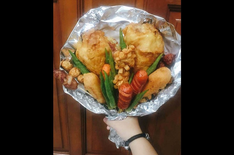 Chỉ cần bó hoa này thì chị em có được ngày 20/10 ấm no nhé.