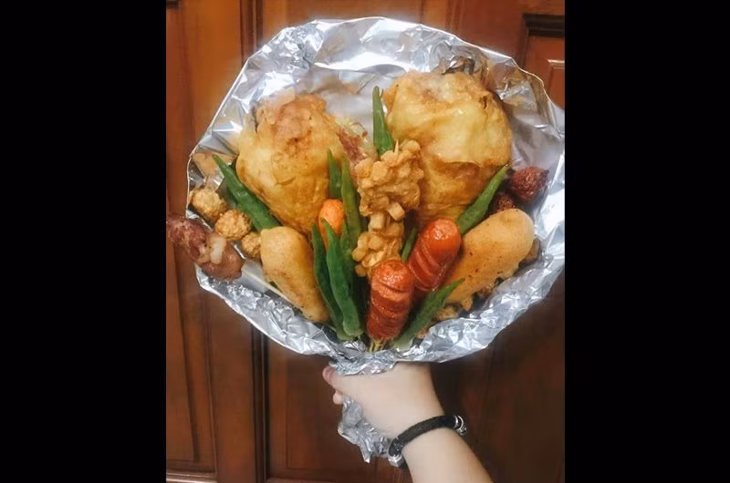 Chỉ cần bó hoa này thì chị em có được ngày 20/10 ấm no nhé.