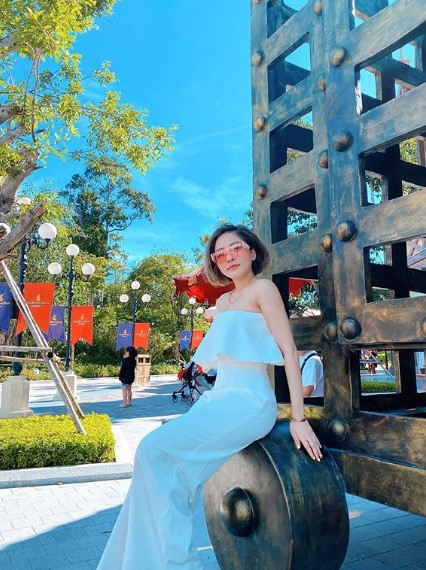 Nhờ giảm cân thành công, hot girl sinh năm 1995 đã thỏa sức bung lụa trong những bộ trang phục gợi cảm.