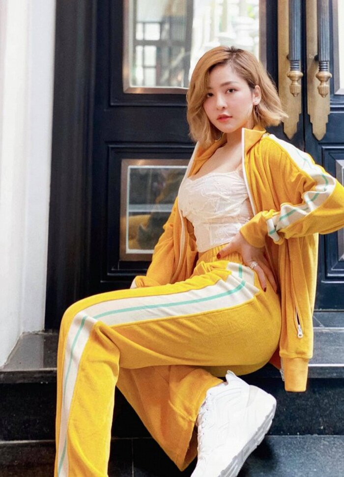 Trước những lời bàn tán xôn xao của dân tình, hot girl 9x này cũng lên tiếng thừa nhận hình ảnh hoàn hảo trên chỉ là sản phẩm đã qua chỉnh sửa. Cô nàng tiết lộ: "Bóp eo hơi quá đà. Xin lỗi quý dị".