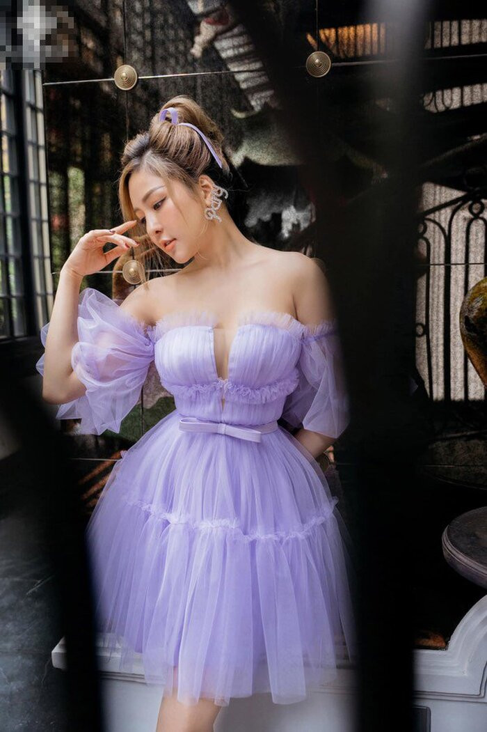 Mới đây, Trâm Anh tiếp tục "đốn mắt" dân tình khi đăng tải bức ảnh diện đầm tone màu tím dịu dàng khoe vòng một gợi cảm và vòng eo thon gọn. Tuy nhiên, cư dân mạng lại cho rằng cô nàng đang chỉnh sửa bóp eo quá đà.