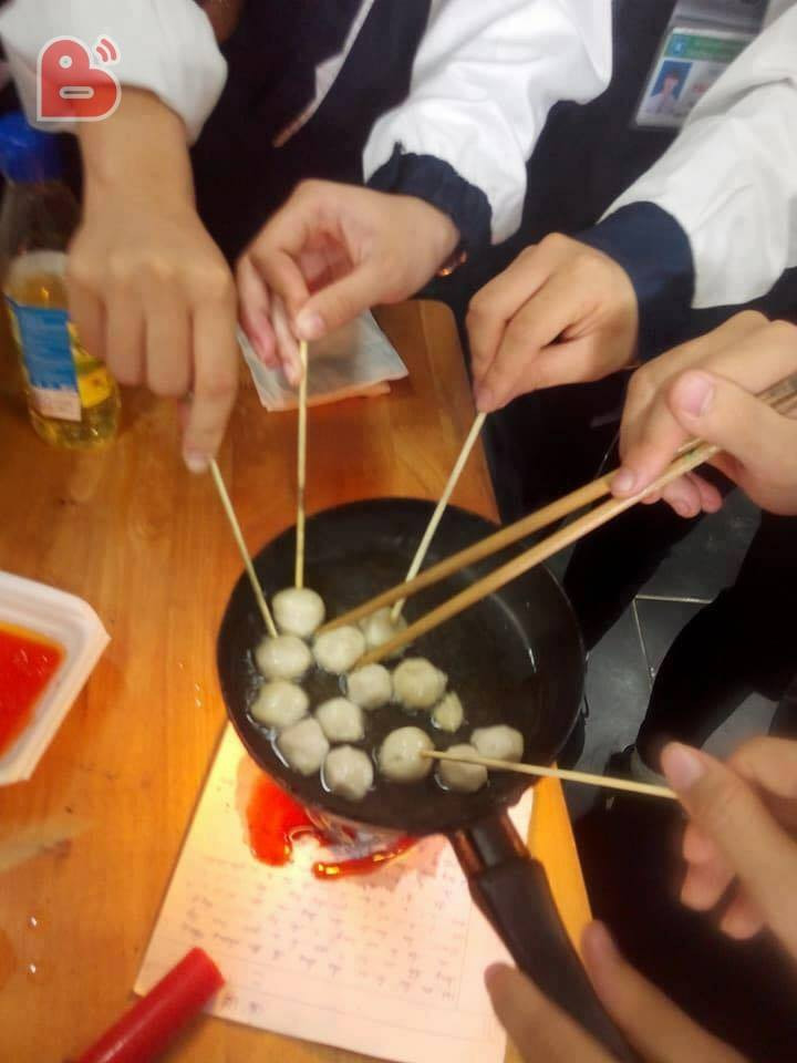 Nhiều người nhớ lại kỷ niệm thời "nhất quỷ nhì ma", chuyên gia ăn vụng trong lớp của mình khi thấy những hình ảnh trên.