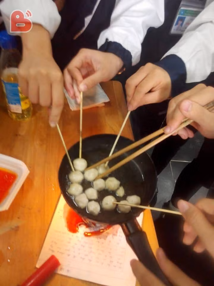 Nhiều người nhớ lại kỷ niệm thời "nhất quỷ nhì ma", chuyên gia ăn vụng trong lớp của mình khi thấy những hình ảnh trên.