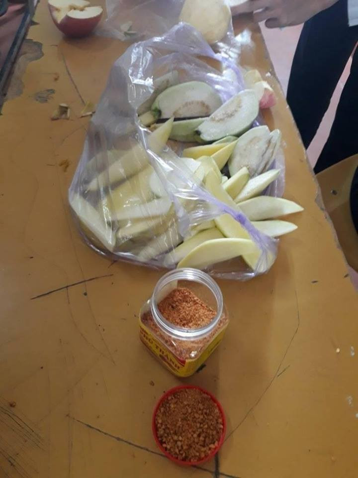 Nhìn những túi xoài xanh, cóc, ổi ngon lành, rồi tưởng tượng đến cảnh ngồi tán ngẫu với bạn bè, bổ sung thêm năng lượng bằng mấy thứ quả ấy thì còn gì bằng.