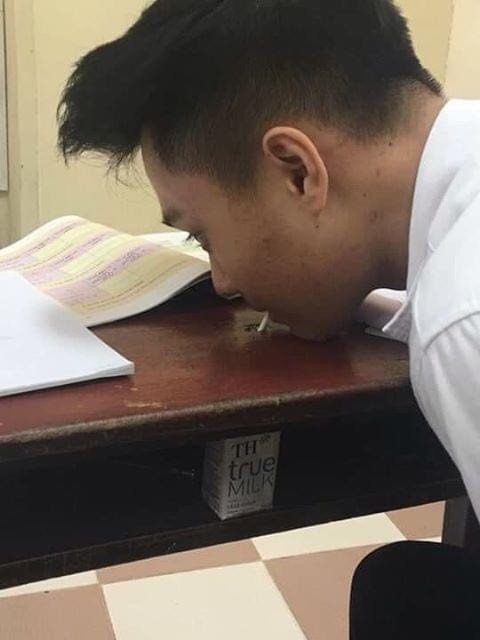 Ăn quà vặt trong lớp phải gọi là một cái thú hay một nét văn hóa của thời học sinh, và đây chính là kỷ niệm khó quên đối với ai từng đi qua quãng thời gian tươi đẹp này.