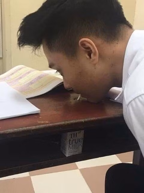 Ăn quà vặt trong lớp phải gọi là một cái thú hay một nét văn hóa của thời học sinh, và đây chính là kỷ niệm khó quên đối với ai từng đi qua quãng thời gian tươi đẹp này.