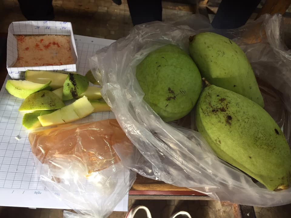 Xoài xanh chấm muối có lẽ là món ăn vặt huyền thoại của bao thế hệ học trò.