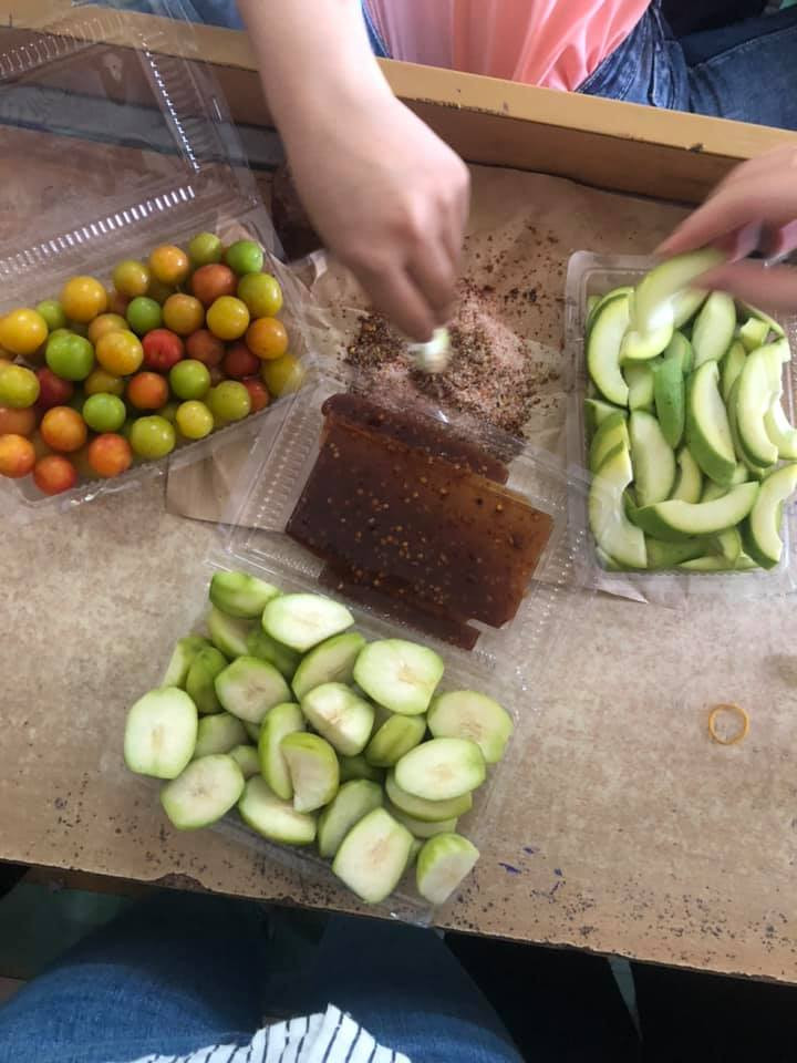 Rất nhiều bạn trẻ còn nhiệt tình đăng tải hình ảnh những món ngon của thú ăn quà vặt trong lớp mình với những chia sẻ đầy tự hào.