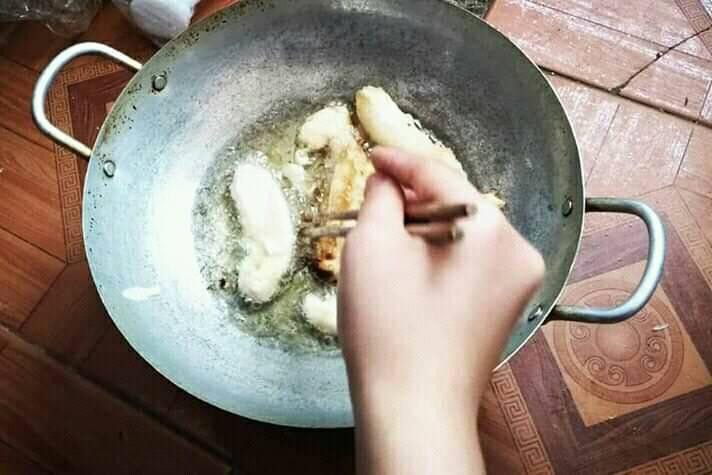 Thậm chí, có những cô cậu học trò còn mang cả chảo lên lớp học để rán chuối chiên ăn cho ấm người.