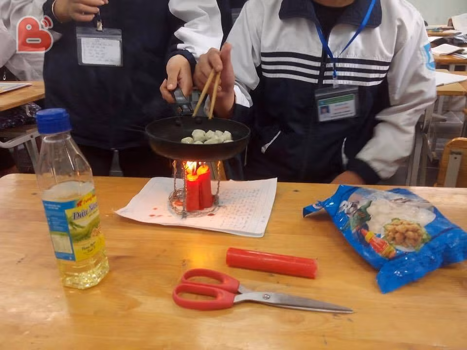 Nhóm học sinh hồn nhiên chiên chả cá trong lớp học.