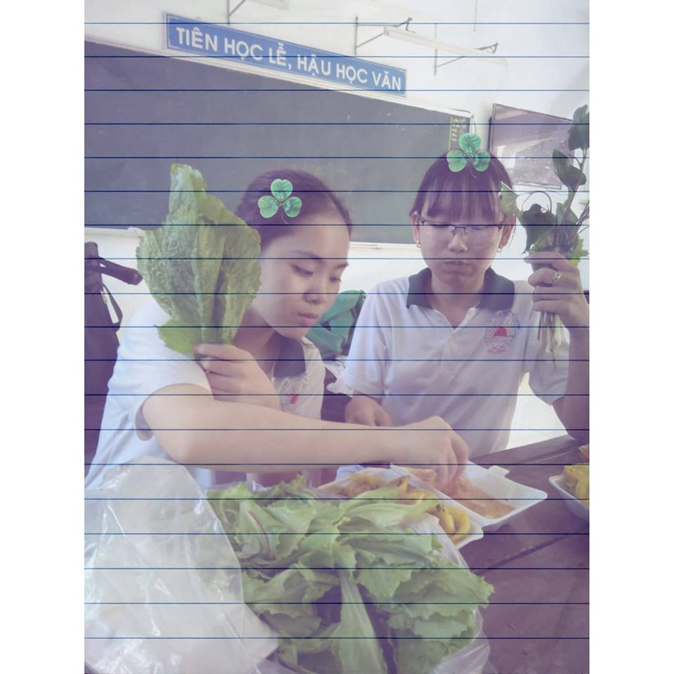 Thời học sinh là không thể thiếu những lần mua cả rau cuốn lên tận bàn để thưởng thức bữa xế chiều.