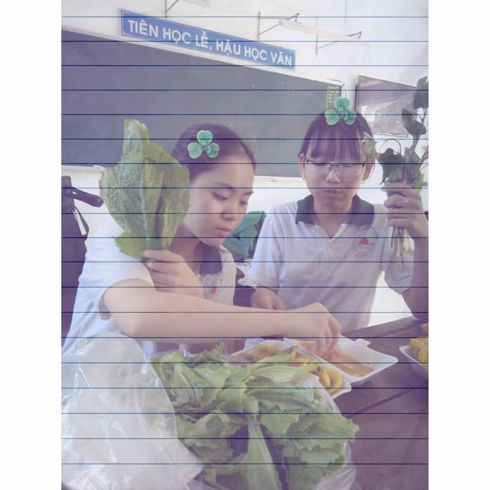 Thời học sinh là không thể thiếu những lần mua cả rau cuốn lên tận bàn để thưởng thức bữa xế chiều.