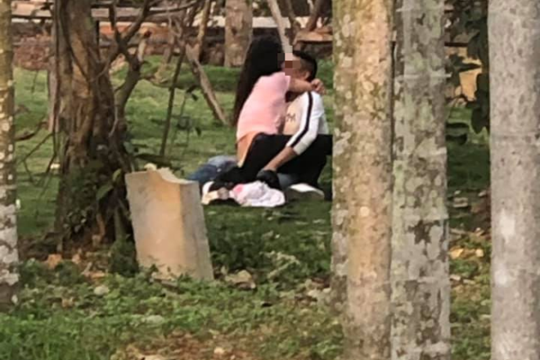 Cặp đôi bị chỉ trích gay gắt vì làm chuyện phản cảm ngay khu di tích.