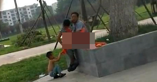 Để mặc đứa trẻ ngồi chơi bên cạnh, cặp đôi thản nhiên diễn cảnh "nhạy cảm" ở công viên Thủ Lệ gây bức xúc.