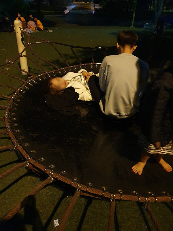 Theo người này chia sẻ, khi đưa con tới công viên vui chơi thì bắt gặp hai bạn trẻ đang ngồi trên khu vực thảm nhún. Thậm chí khi đứa trẻ nhảy lên nô đùa, cặp đôi trên vẫn không hề di chuyển ra chỗ khác.